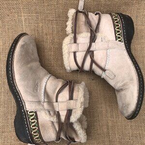 Size 7 UGG shearling ankle boots SN 5157 sheepskin white cream leather laces